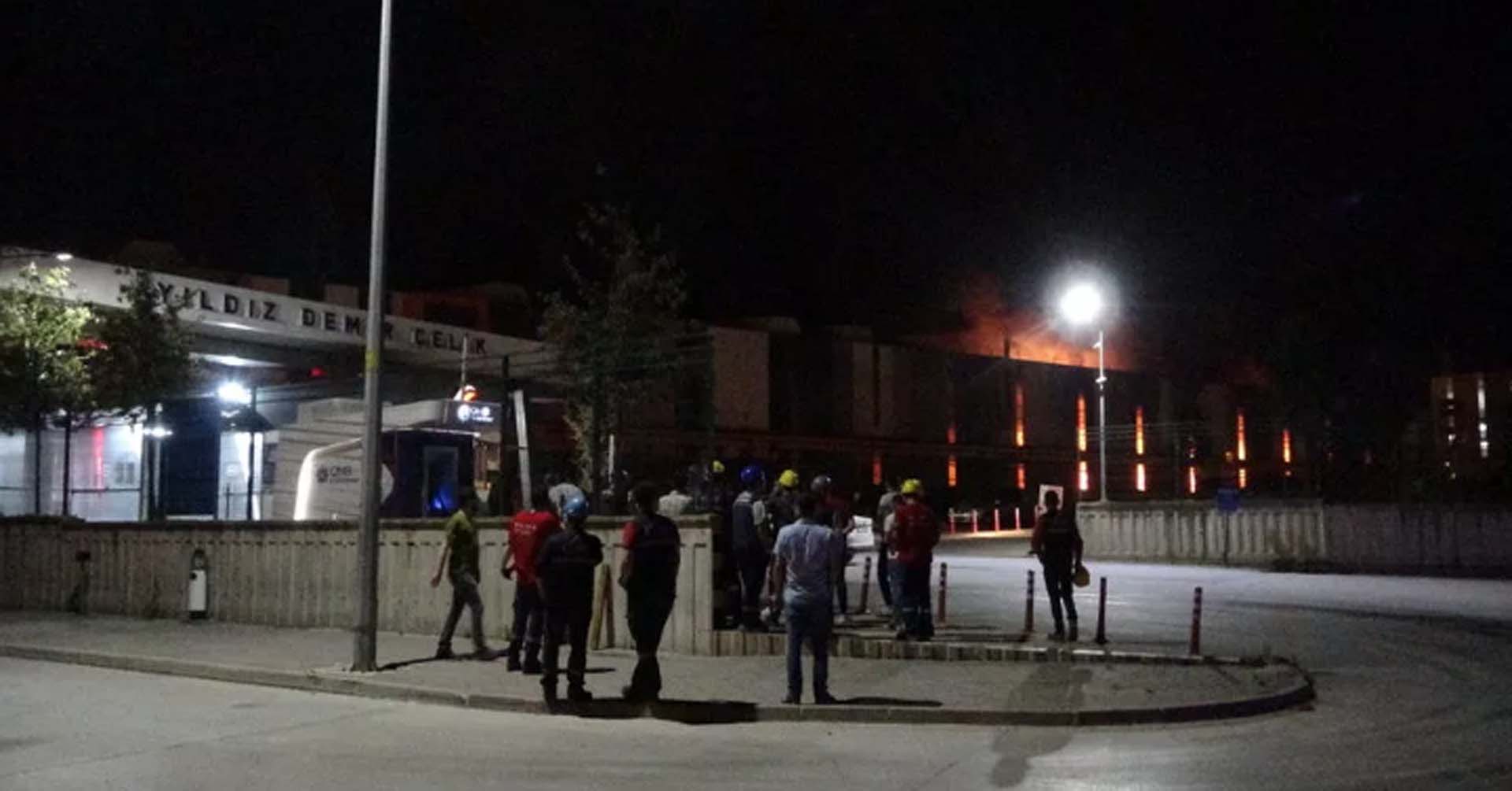 İzmit'te bulunan demir çelik fabrikası alev alev yandı! Patlamanın eşiğinden dönüldü!