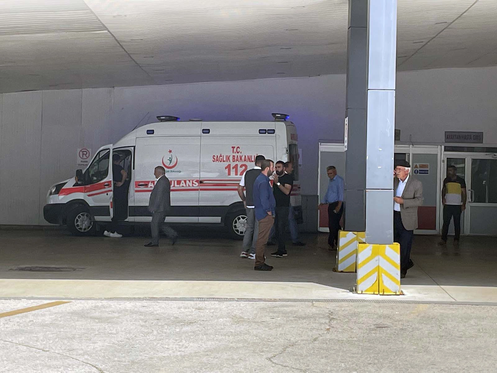 Erzurum'da kan donduran olay! Husumetlilerden evinin önünde oturan aileye silahlı saldırı: Birisi 6 yaşındaki çocuk 2 kişi öldü 