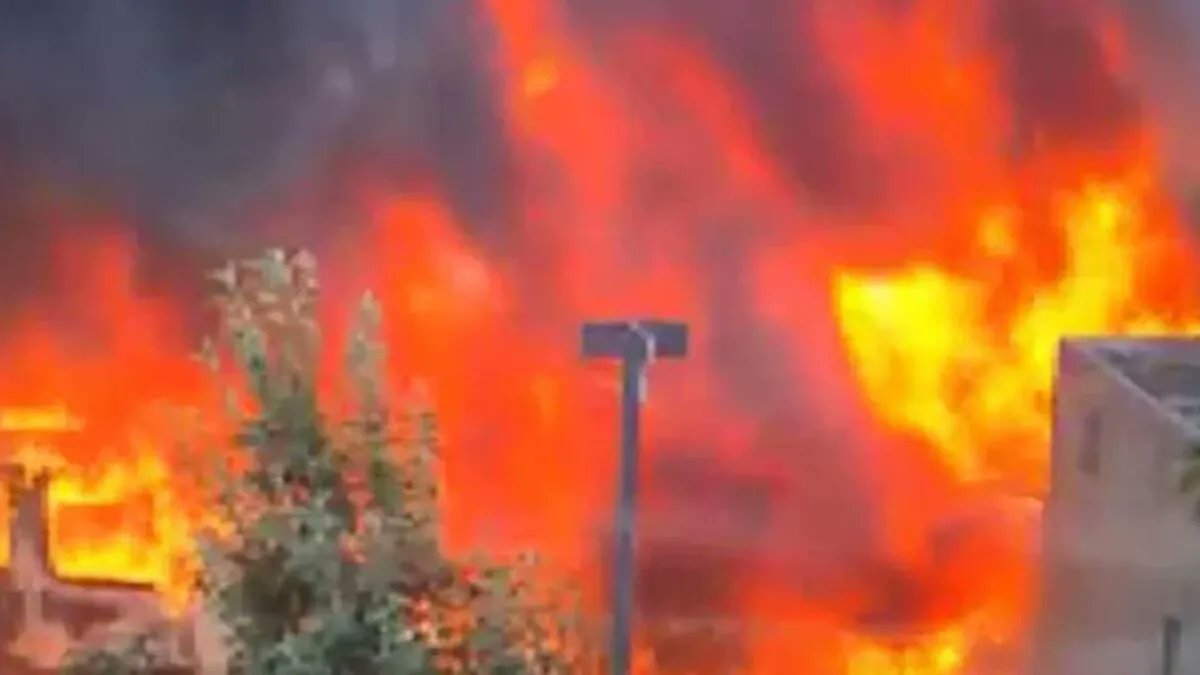 Sancaktepe'de akıllara durgunluk veren yangın! Onlarca araba yanarak kül oldu!
