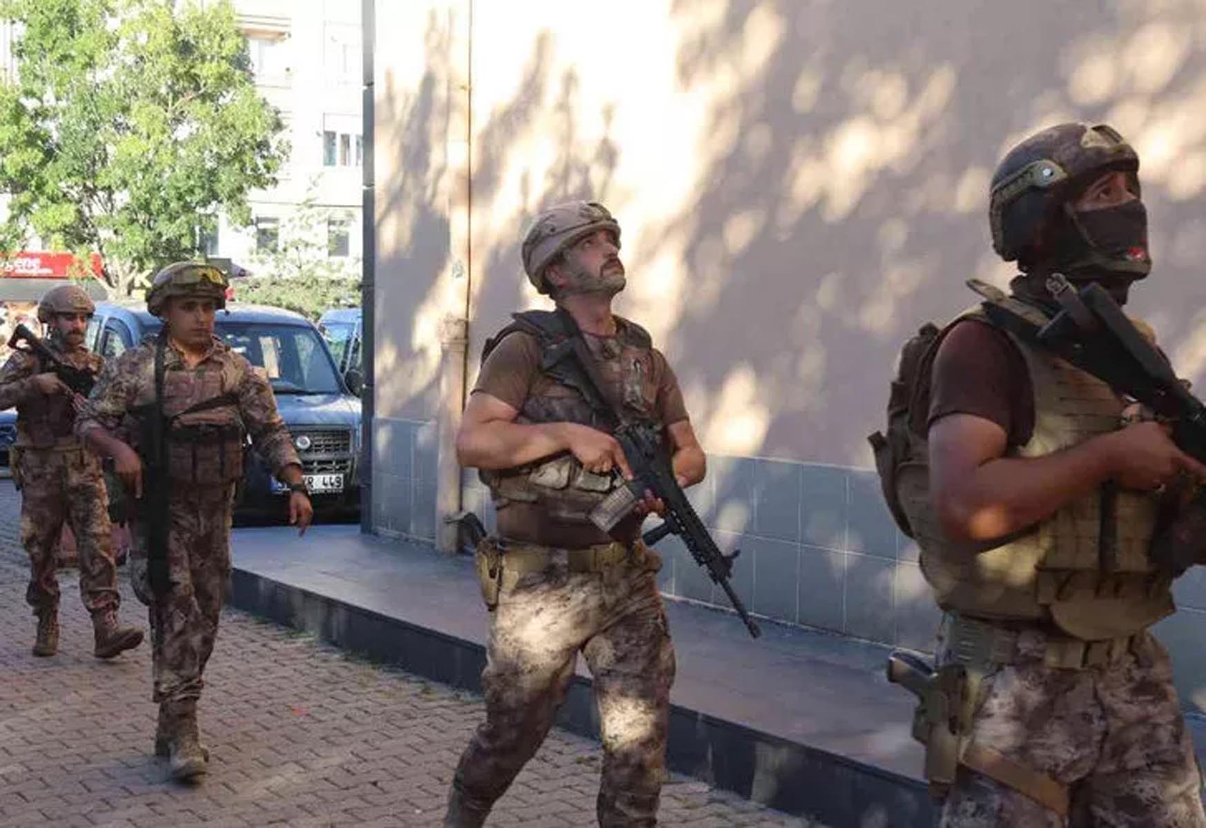 Kayseri'de hareketli saatler! 9 kişiyi rehin aldı, özel harekat devreye girdi!