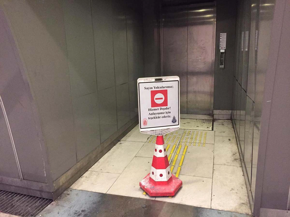 İstanbullunun bitmeyen çilesi! Aylardır bozuk olan asansöre vatandaştan tepki : Reklam panolarına 2 tane asansörü aylardır yapamadıklarını yazsınlar!