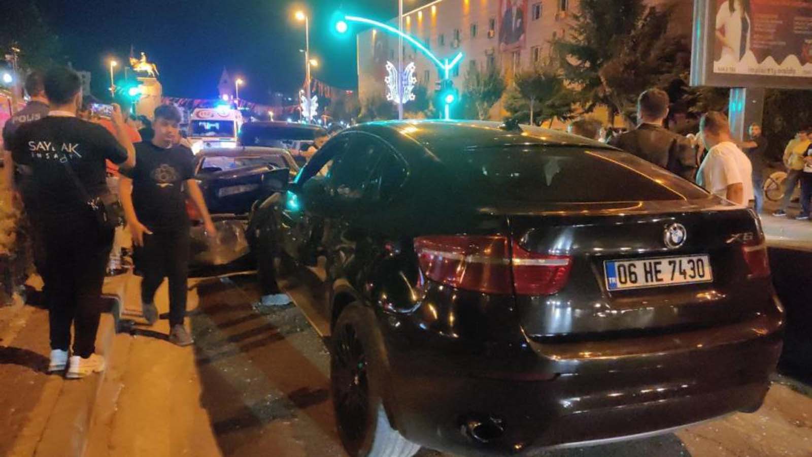 Otomobil ve motosikletin çarpışması ortalığı birbirine kattı! Araçlarda bulunan kişiler yaralandı!