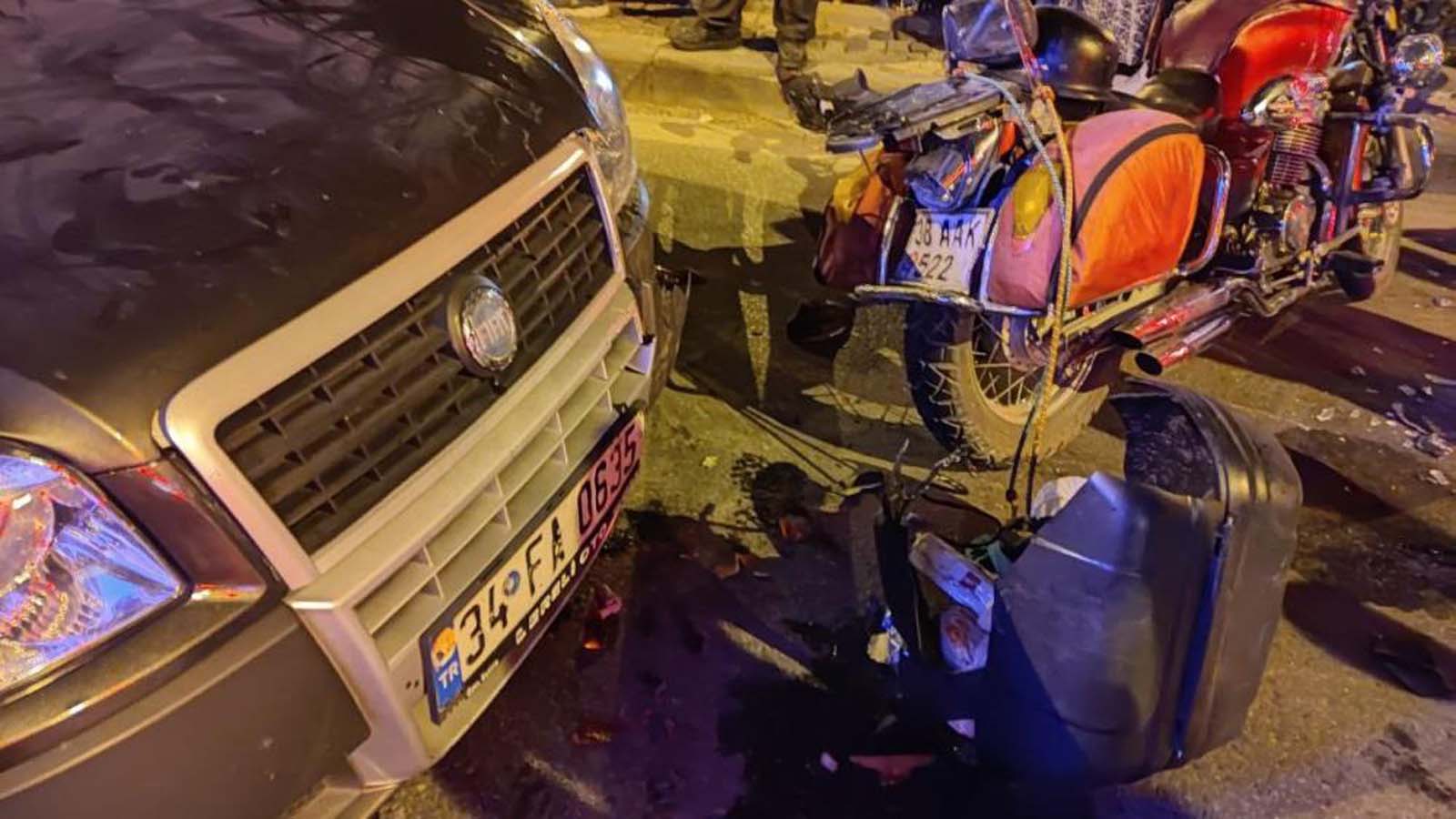 Otomobil ve motosikletin çarpışması ortalığı birbirine kattı! Araçlarda bulunan kişiler yaralandı!