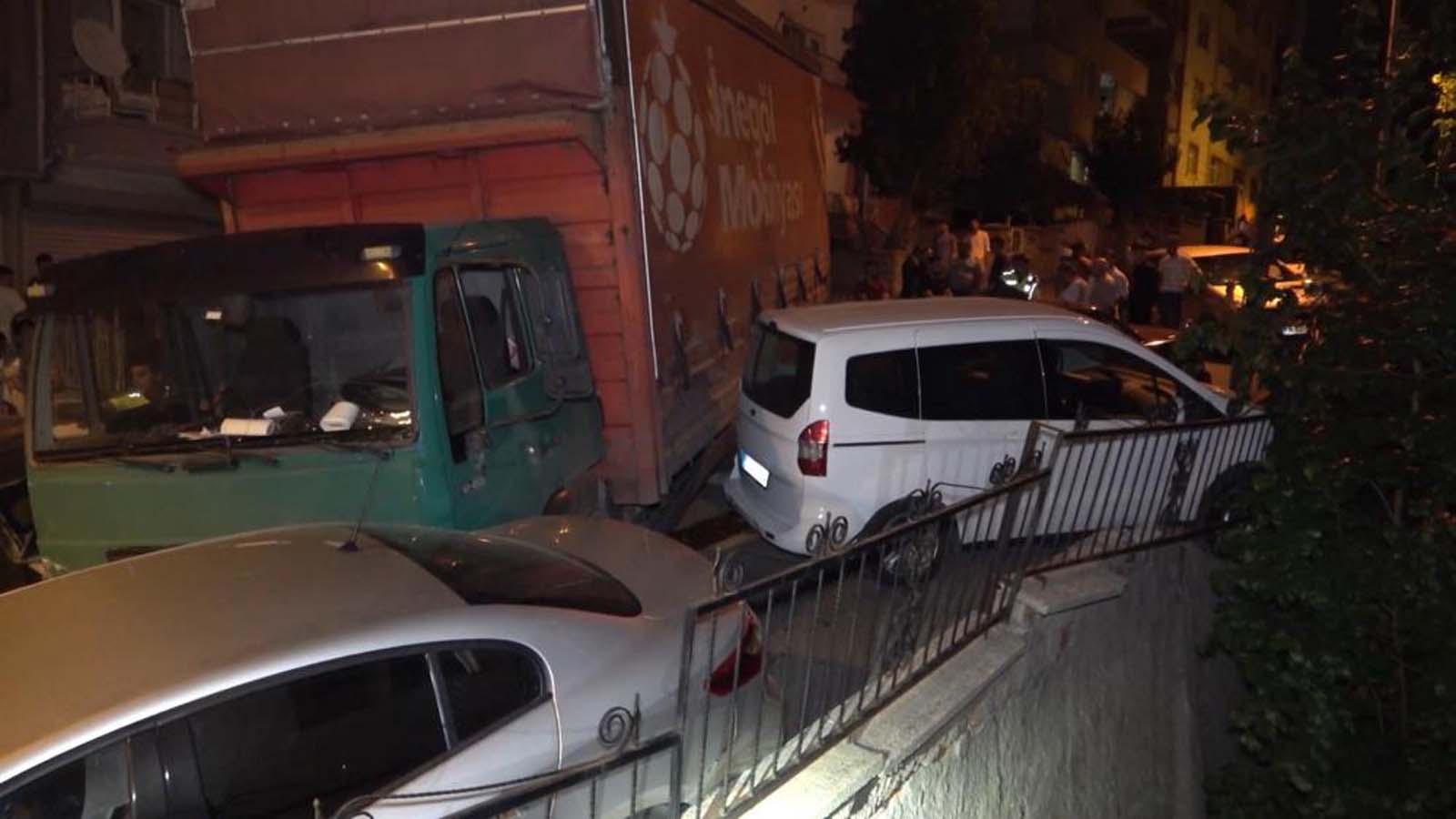 Freni boşalan kamyon mahalleliyi sokağa döktü! 9 araç birbirine girdi!