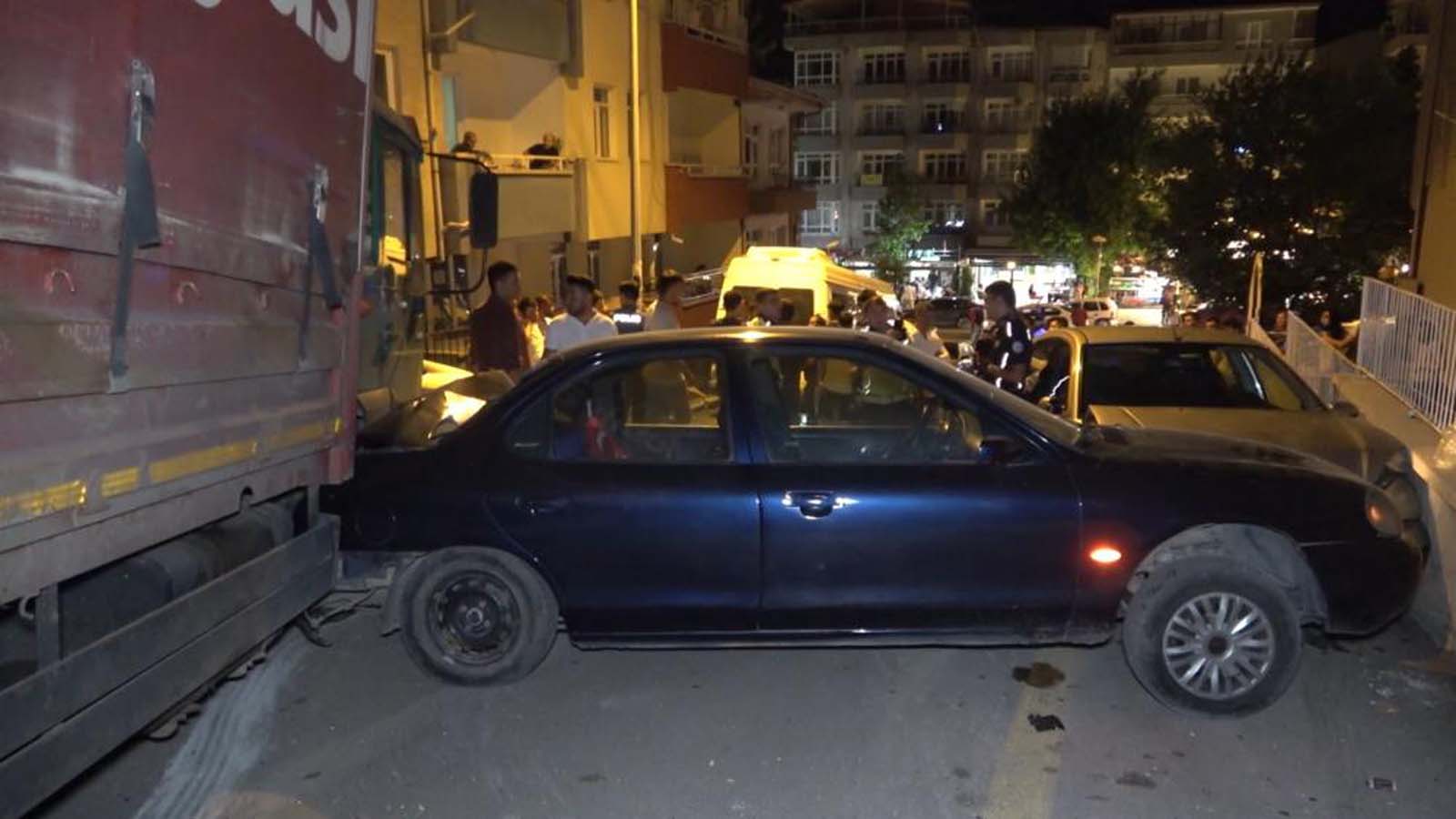 Freni boşalan kamyon mahalleliyi sokağa döktü! 9 araç birbirine girdi!