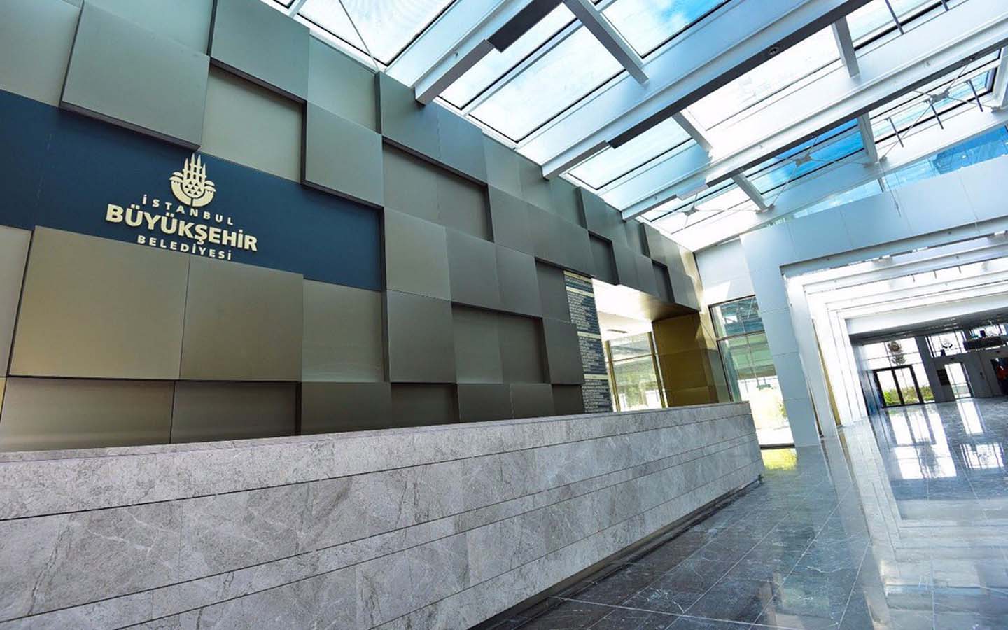 İstanbullunun bitmeyen çilesi! Aylardır bozuk olan asansöre vatandaştan tepki : Reklam panolarına 2 tane asansörü aylardır yapamadıklarını yazsınlar!