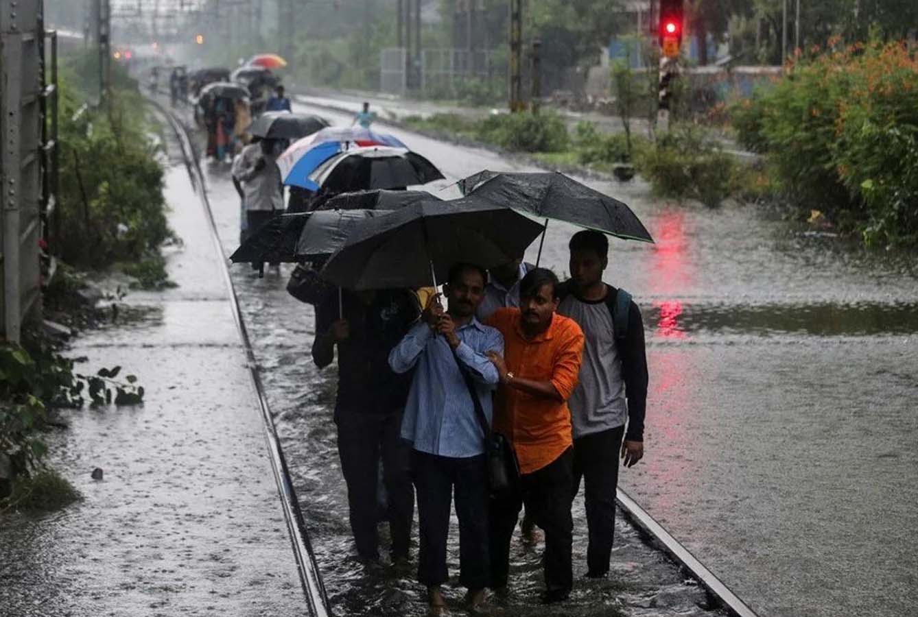 Hindistan'daki şiddetli yağışlar can almaya devam ediyor! 102 kişi hayatını kaybetti!