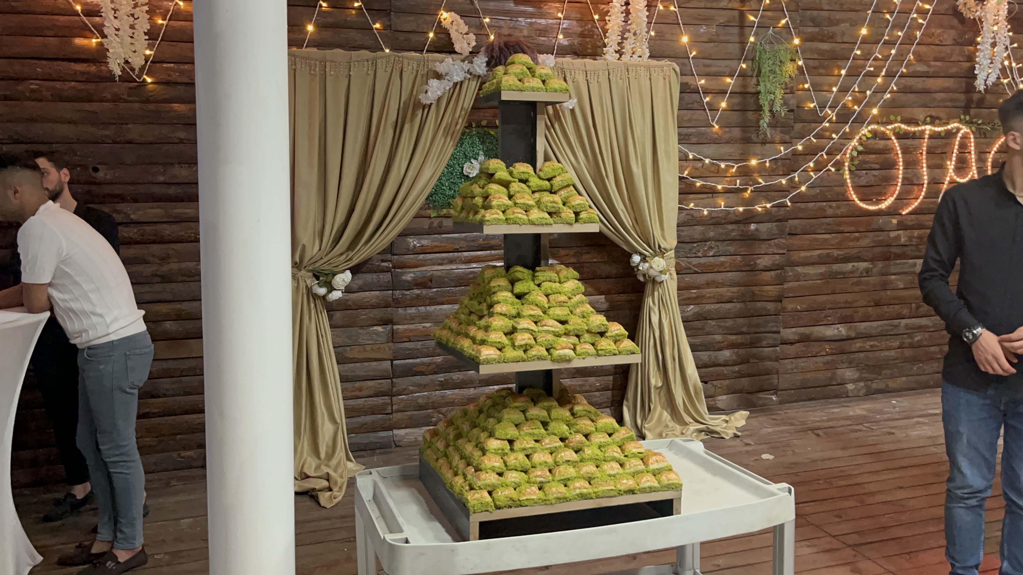 Düğün pastasının yerini baklava aldı! 4 katlı baklava pasta, düğüne gelen davetlileri şaşırttı!