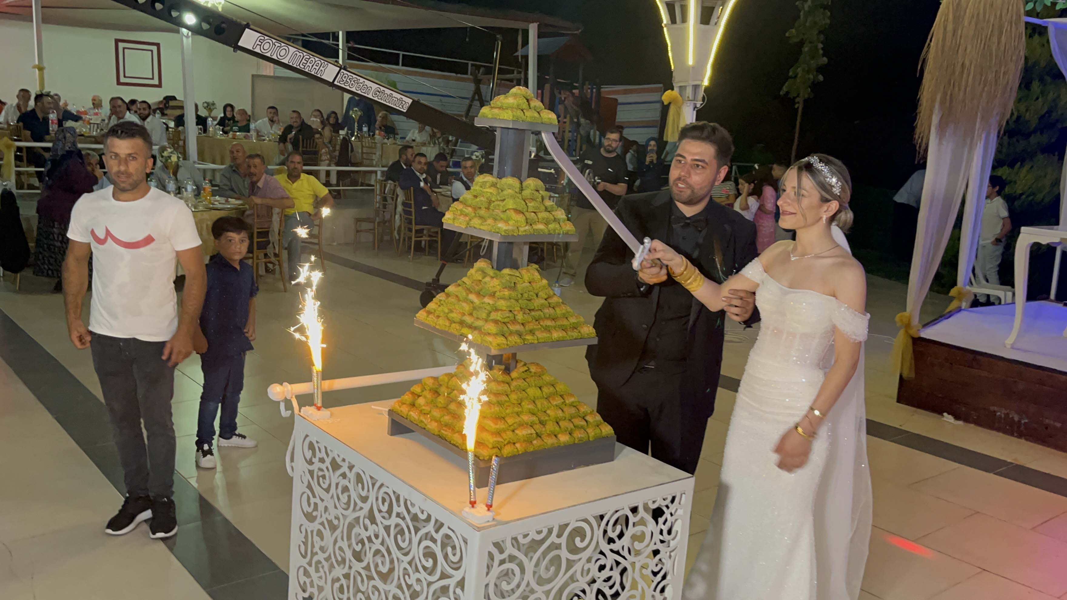 Düğün pastasının yerini baklava aldı! 4 katlı baklava pasta, düğüne gelen davetlileri şaşırttı!