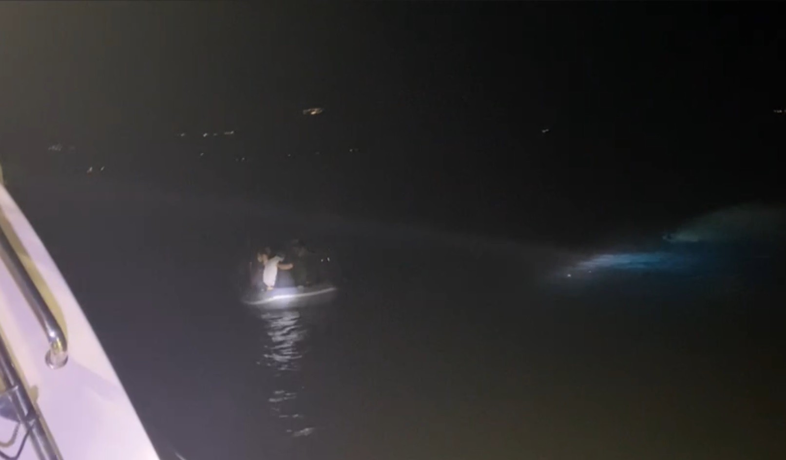 Çanakkale'de düzensiz göçmen operasyonu! İki ayrı lastik botta toplamda 70 kaçak göçmen yakalandı!