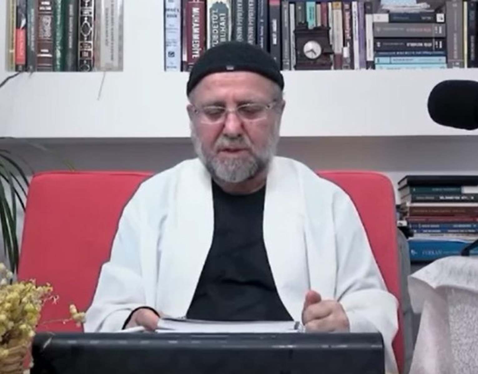  Saadeddin Ustaosmanoğlu'ndan Cübbeli Ahmet Hoca'ya hodri meydan: Erkeksen şeyhliğini ilan et, et de kasetlerini patlatalım