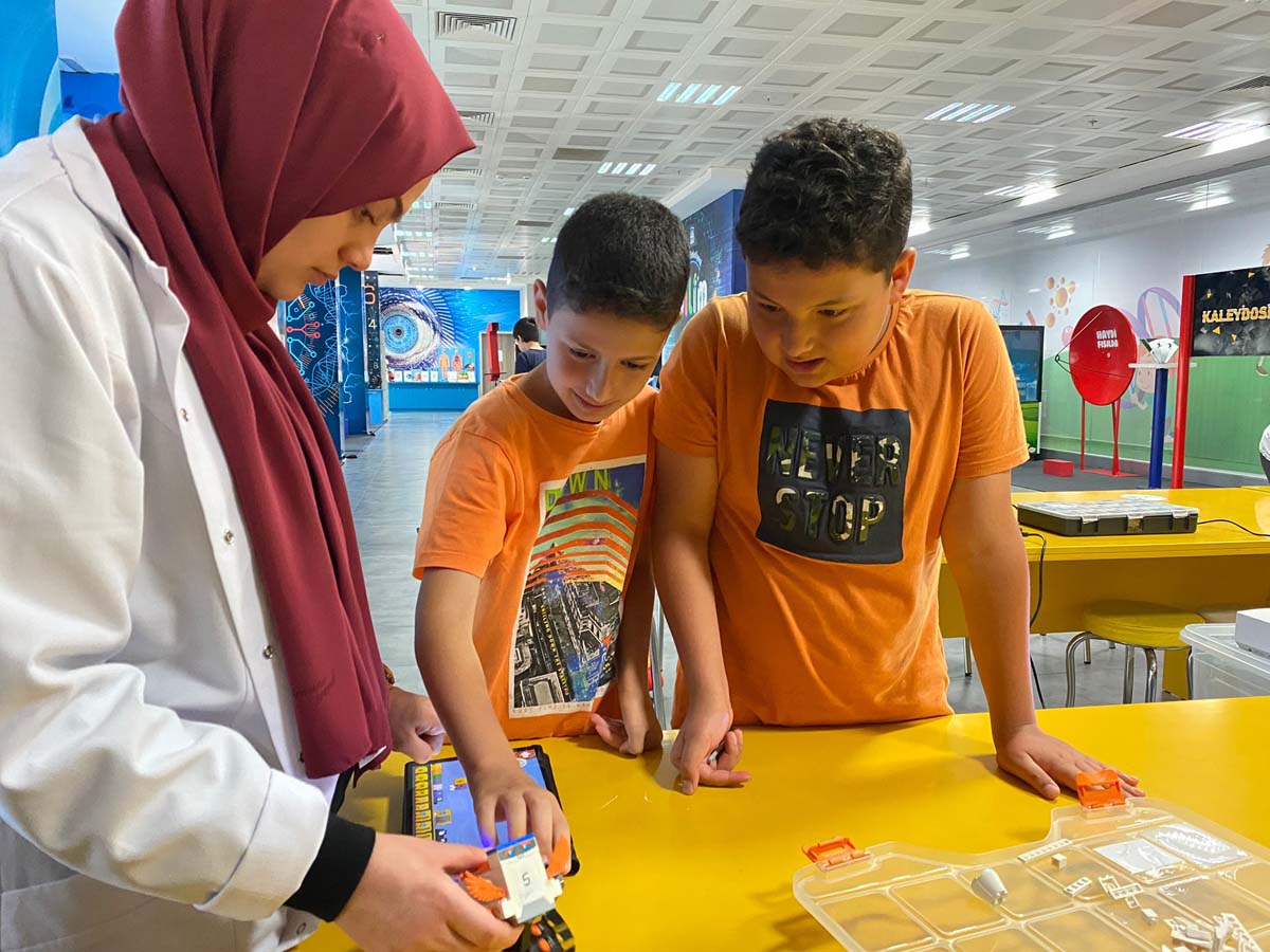 Pendik Belediyesi'nden küçük bilim insanlarına kodlama eğitimi