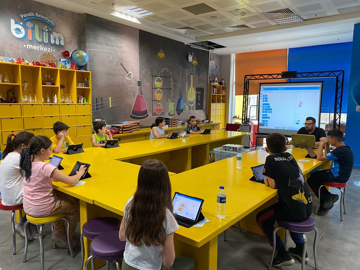 Pendik Belediyesi'nden küçük bilim insanlarına kodlama eğitimi