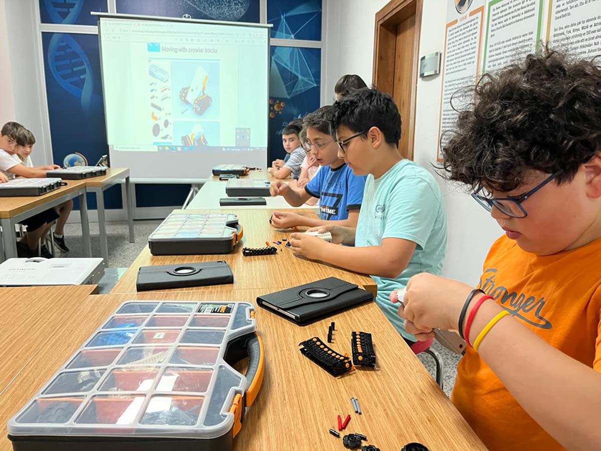 Pendik Belediyesi'nden küçük bilim insanlarına kodlama eğitimi