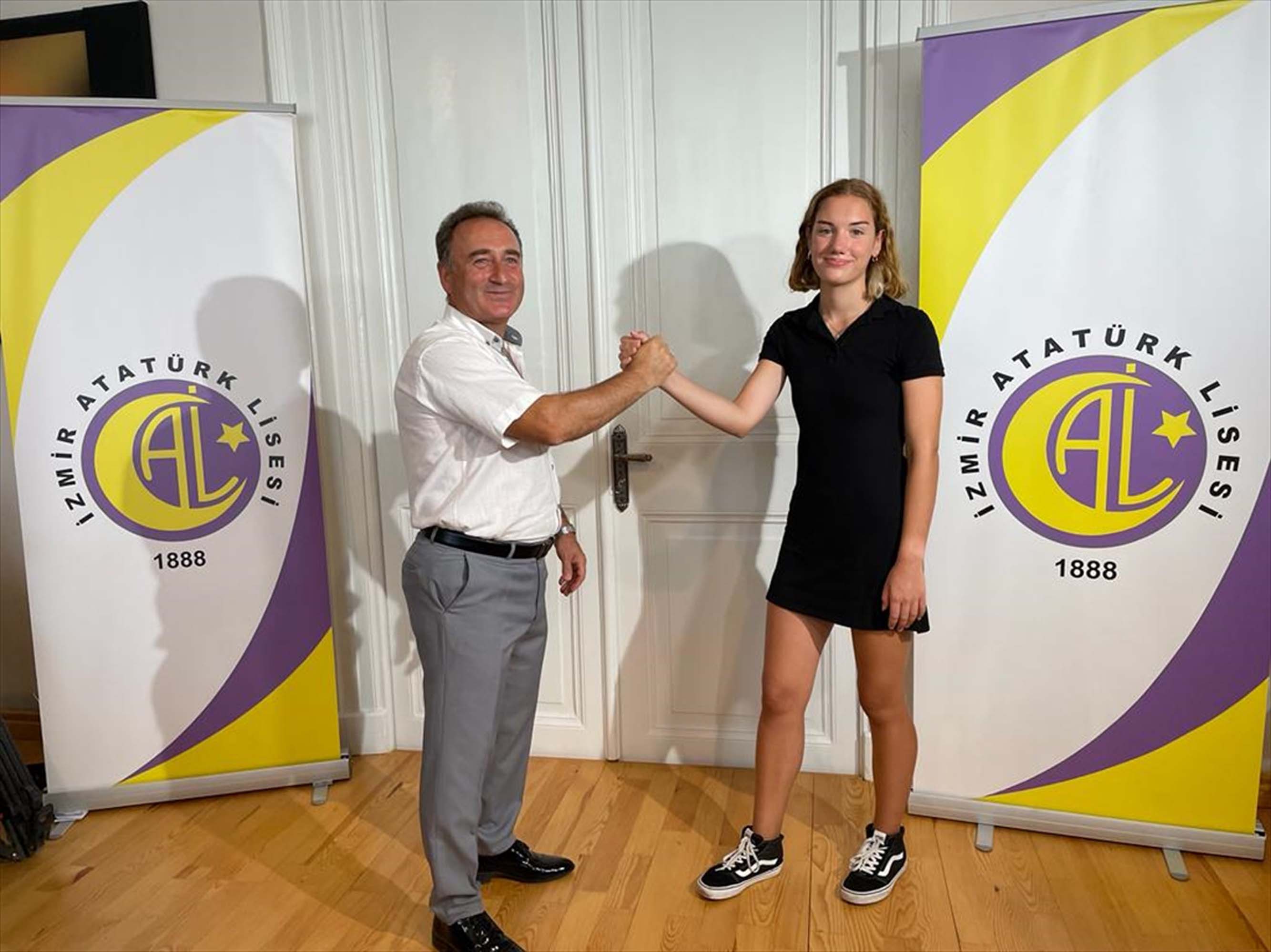 YKS birincisi Selin Aşıkiraz da sosyal medyadan nasibini aldı! Yazanların yerine siz utanacaksınız! Donla gelseydin!