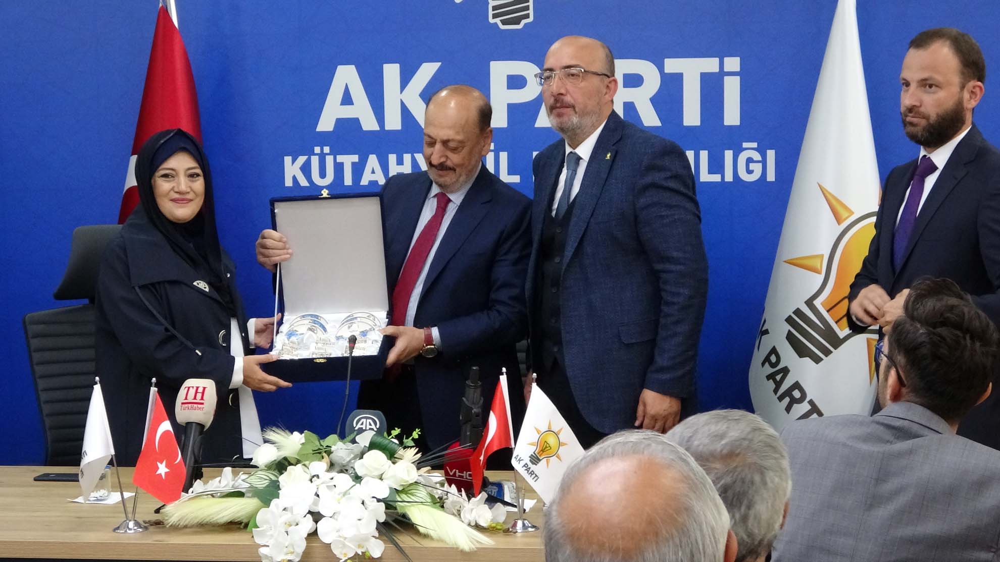 AK Parti Kütahya İl Başkanlığı'na ziyarette bulunan Bakan Bilgin: "Türkiye sorunları çözecek güçte olan bir ülkedir"