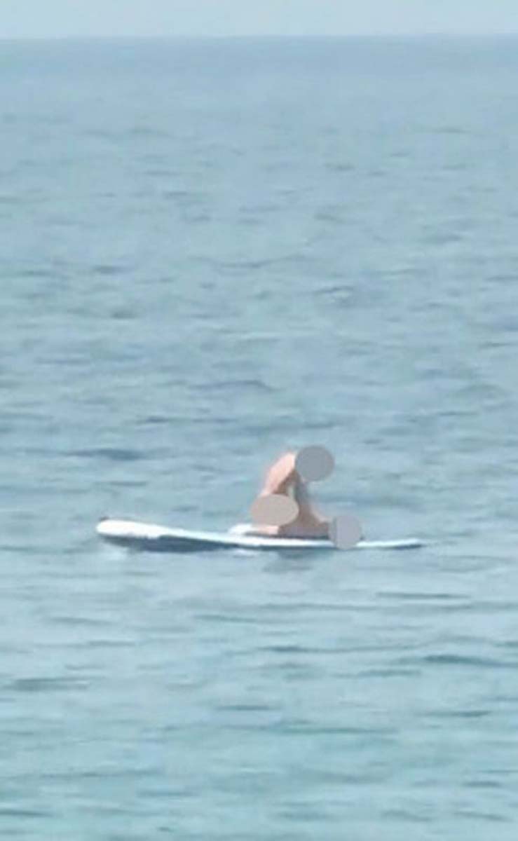 Görenler gözlerine inanamadı! Denizde kimseye aldırmadan cinsel ilişkiye girdiler! 