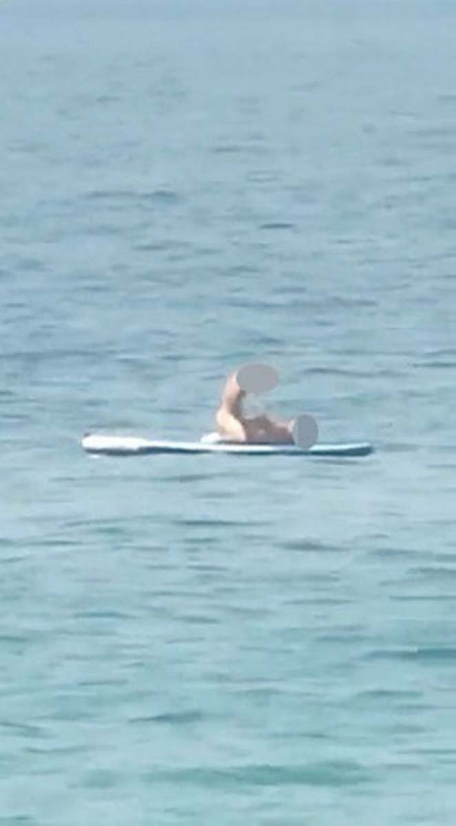 Görenler gözlerine inanamadı! Denizde kimseye aldırmadan cinsel ilişkiye girdiler! 