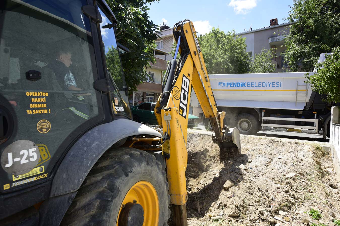 Pendik Belediyesi ekipleri boş arazilerde temizlik çalışmalarını başlattı