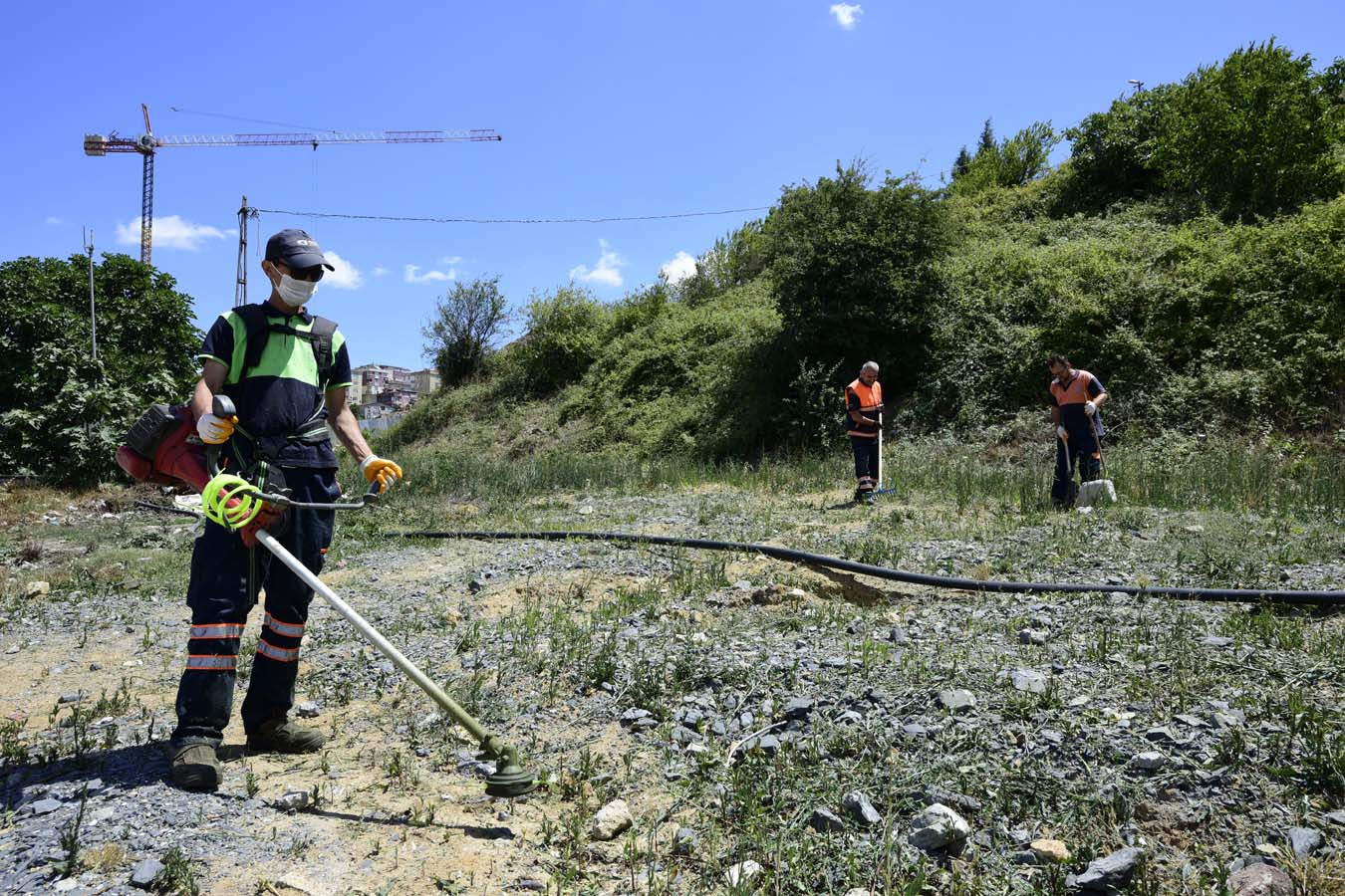 Pendik Belediyesi ekipleri boş arazilerde temizlik çalışmalarını başlattı