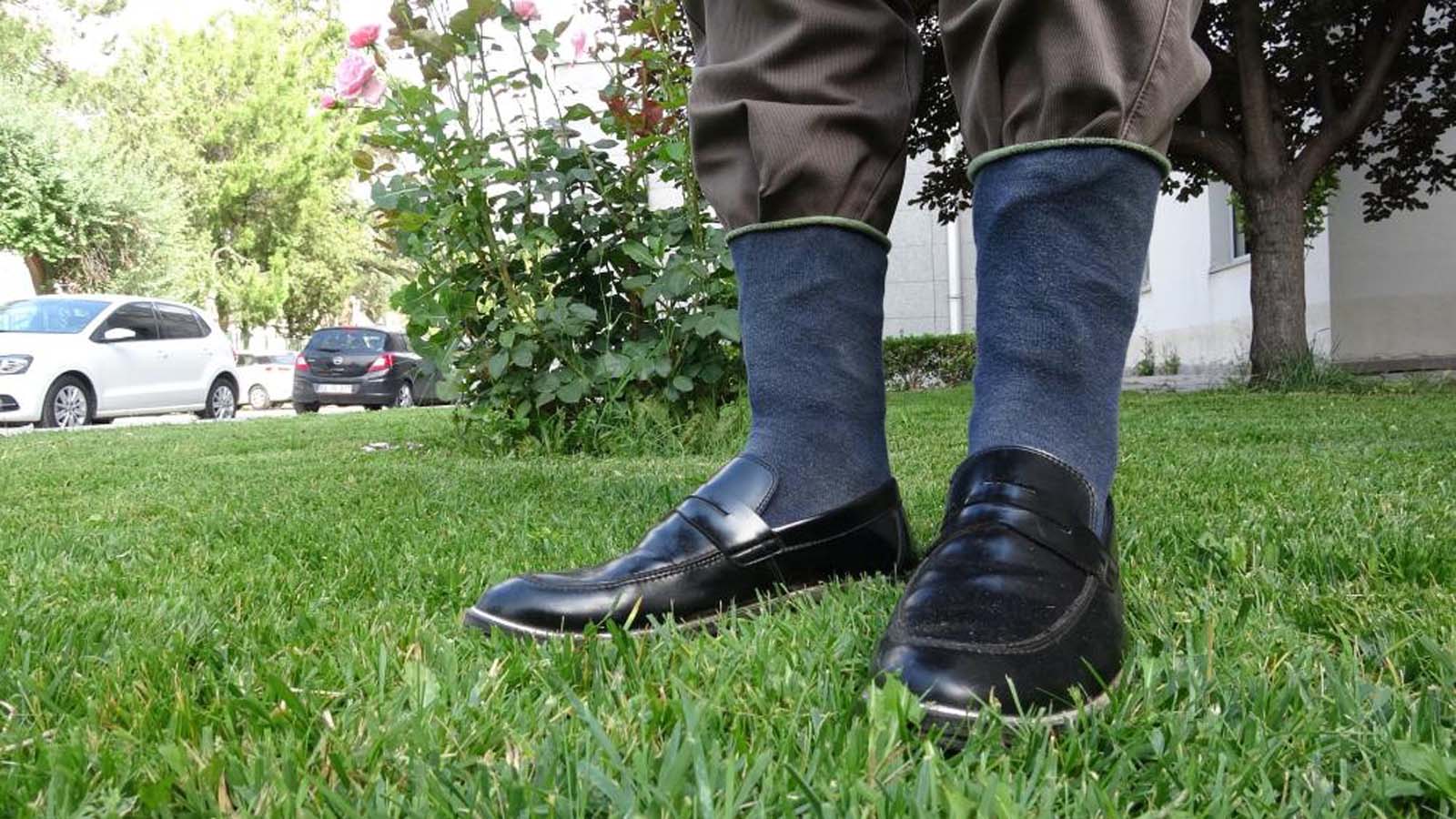 Yaz aylarının kabusu olup, ölümle sonuçlanabiliyor! Keneden korunmanın en basit yolu: Pantolon giyip, açıkta kalacak alan bırakmamak