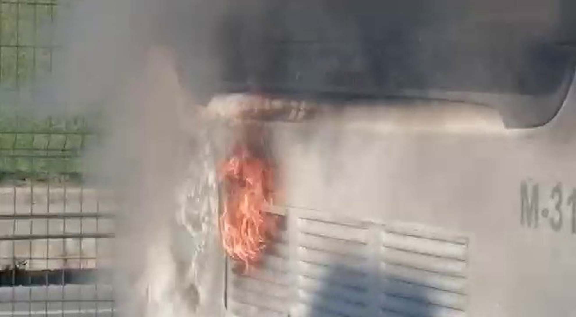 Acıbadem'de can pazarı! Metrobüs alev alev yandı, dumandan göz gözü görmedi!