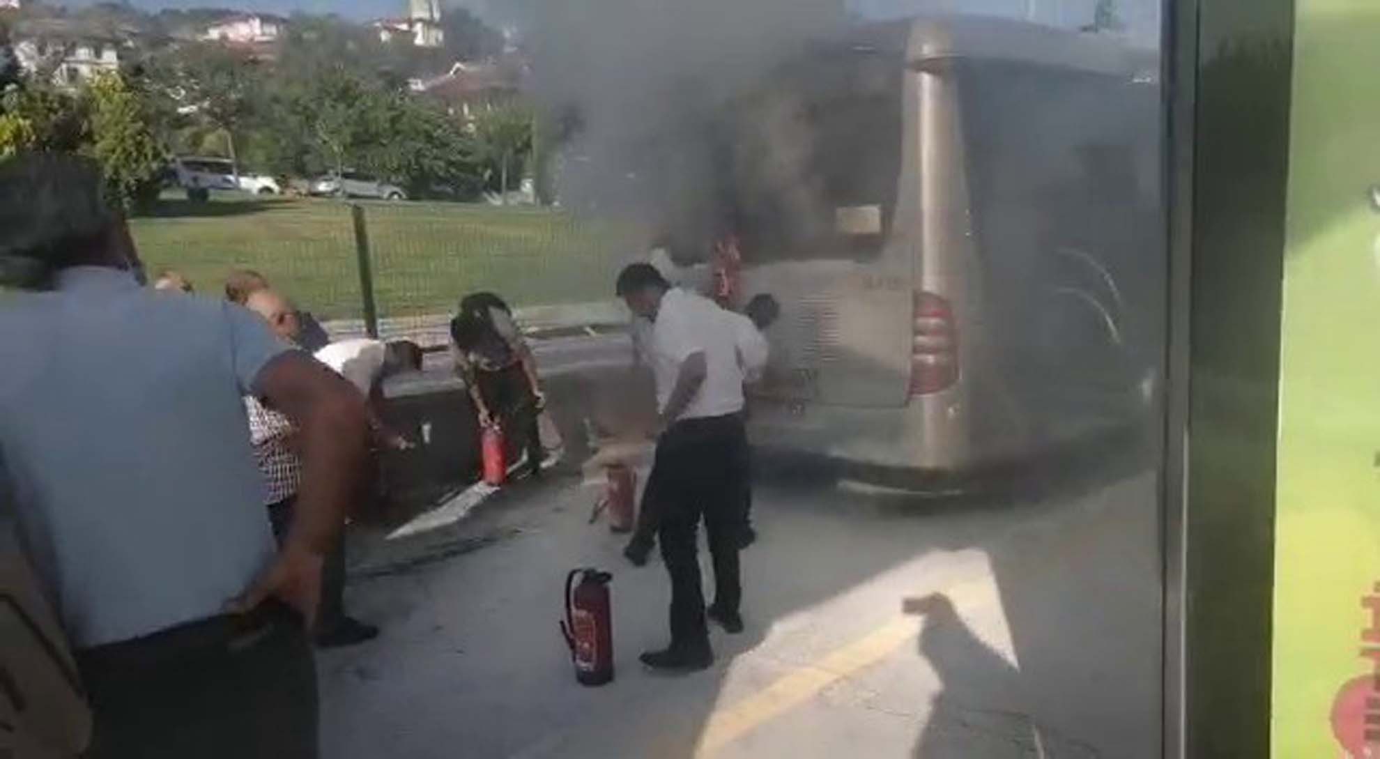 Acıbadem'de can pazarı! Metrobüs alev alev yandı, dumandan göz gözü görmedi!