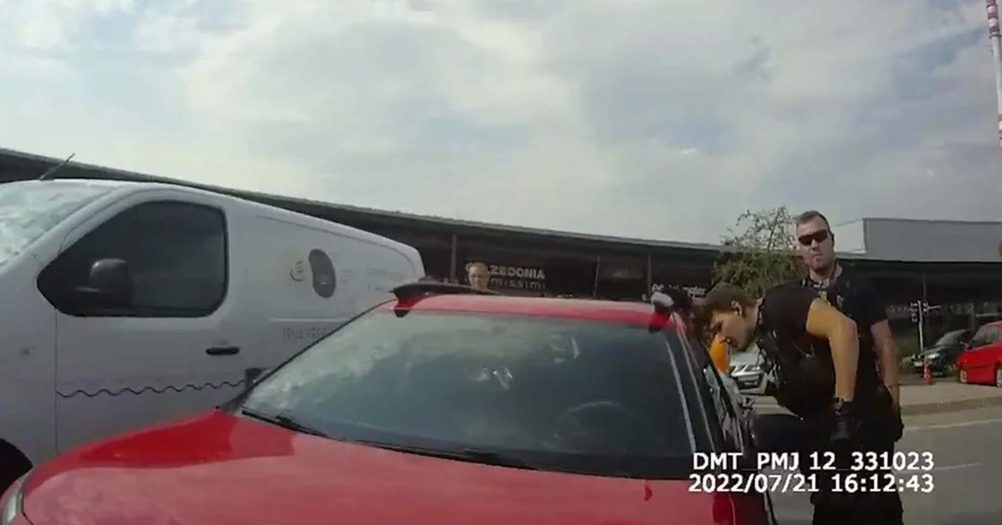 Bir aile ihmali daha! 3 yaşındaki çocuklarını AVM otoparkında kilitli bıraktılar!