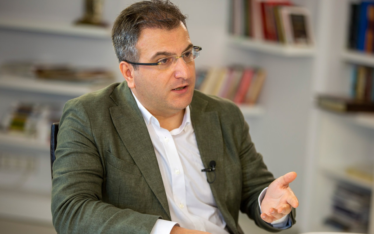 Birileri ülkeyi yemeye devam ediyor diyen Birce Akalay'a, Cem Küçük'ten sert yanıt: Böyle konuşanlar ya içeri girdi ya da kariyeri bitti!