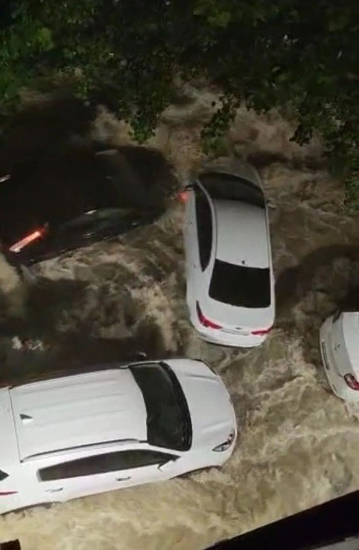 Rusya'da sel felaketi! 50 araç zarar gördü, 1 kişi öldü!