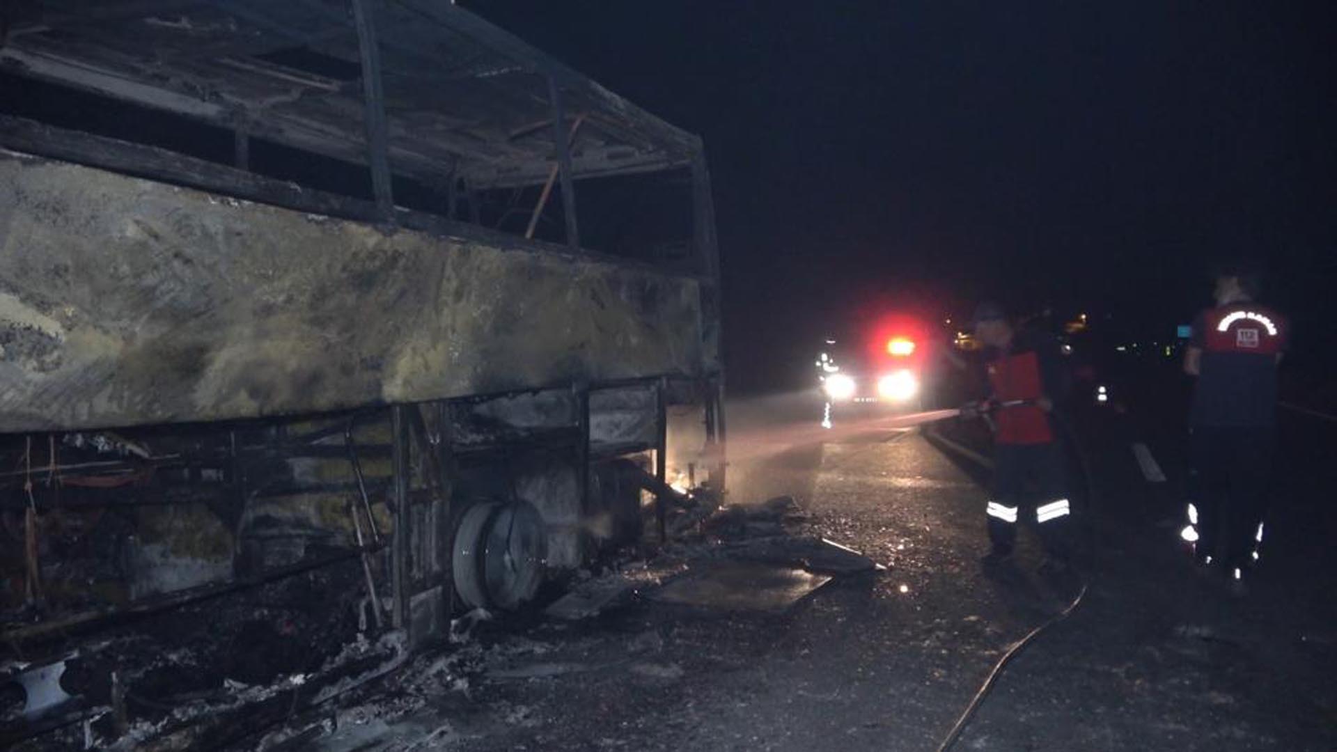 Alevler gecenin karanlığını aydınlattı! Kırıkkale-Kırşhehir kara yolunda korkunç anlar! Yolcu otobüsü alev aldı!