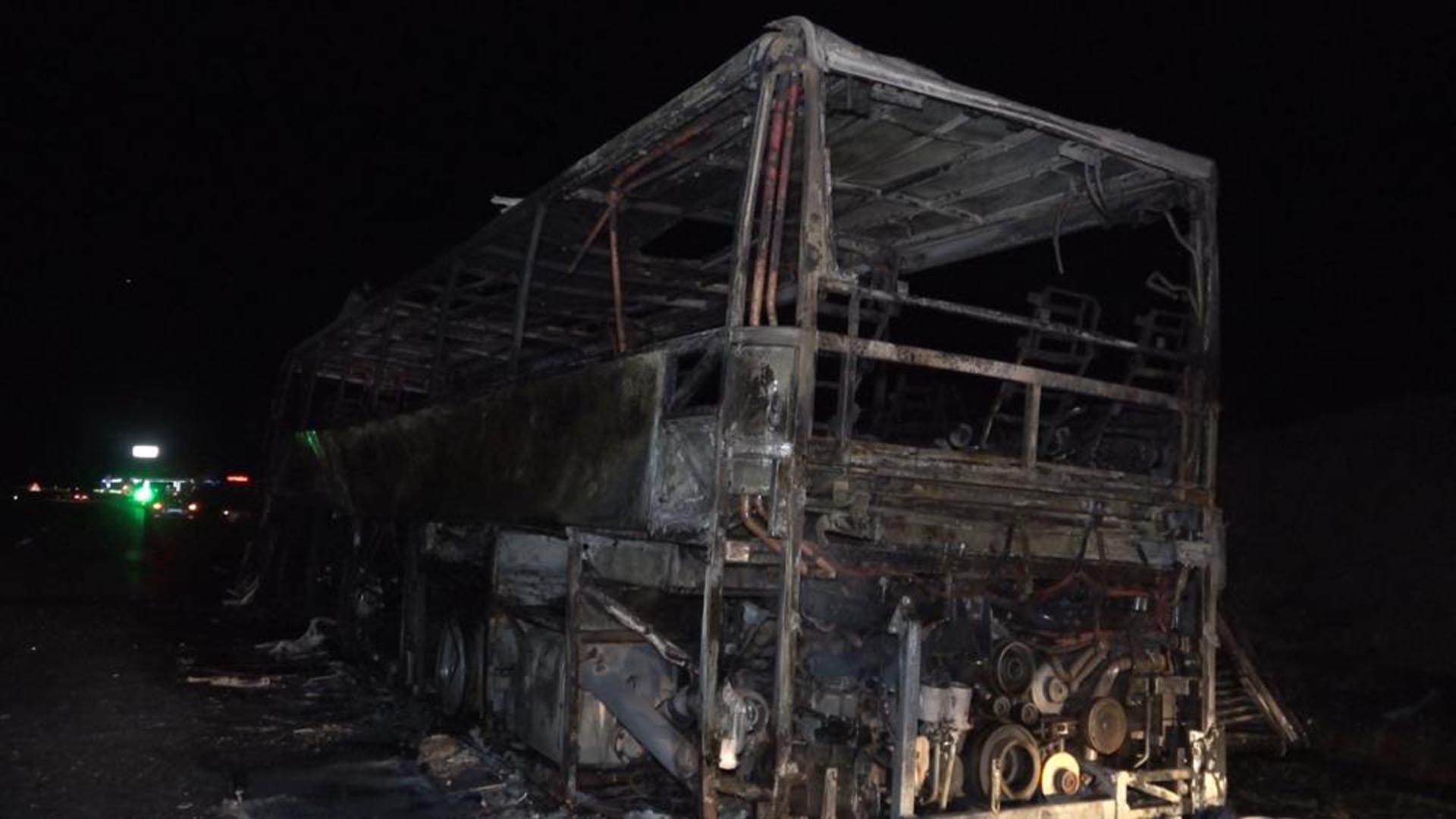 Alevler gecenin karanlığını aydınlattı! Kırıkkale-Kırşhehir kara yolunda korkunç anlar! Yolcu otobüsü alev aldı!