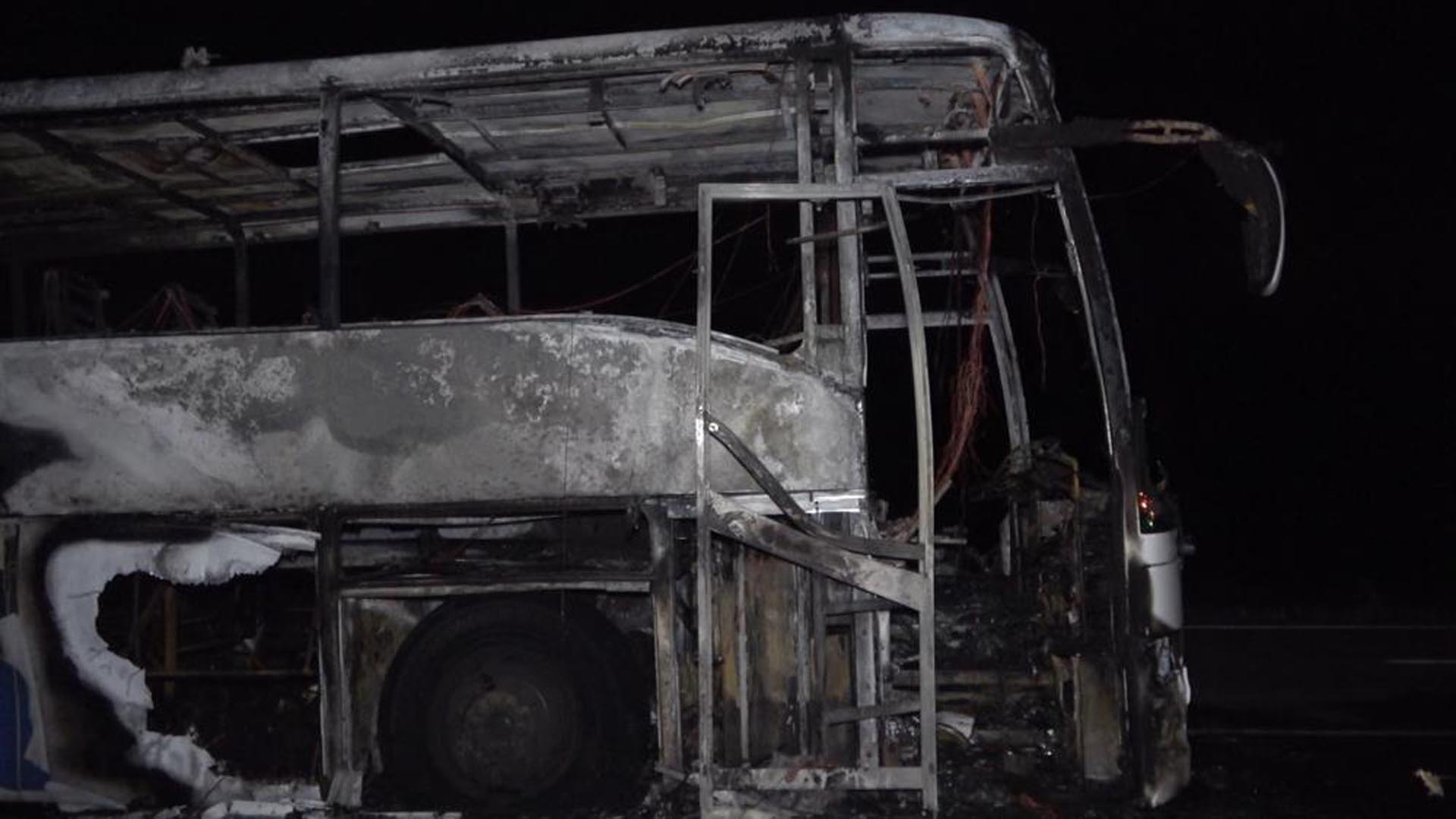 Alevler gecenin karanlığını aydınlattı! Kırıkkale-Kırşhehir kara yolunda korkunç anlar! Yolcu otobüsü alev aldı!