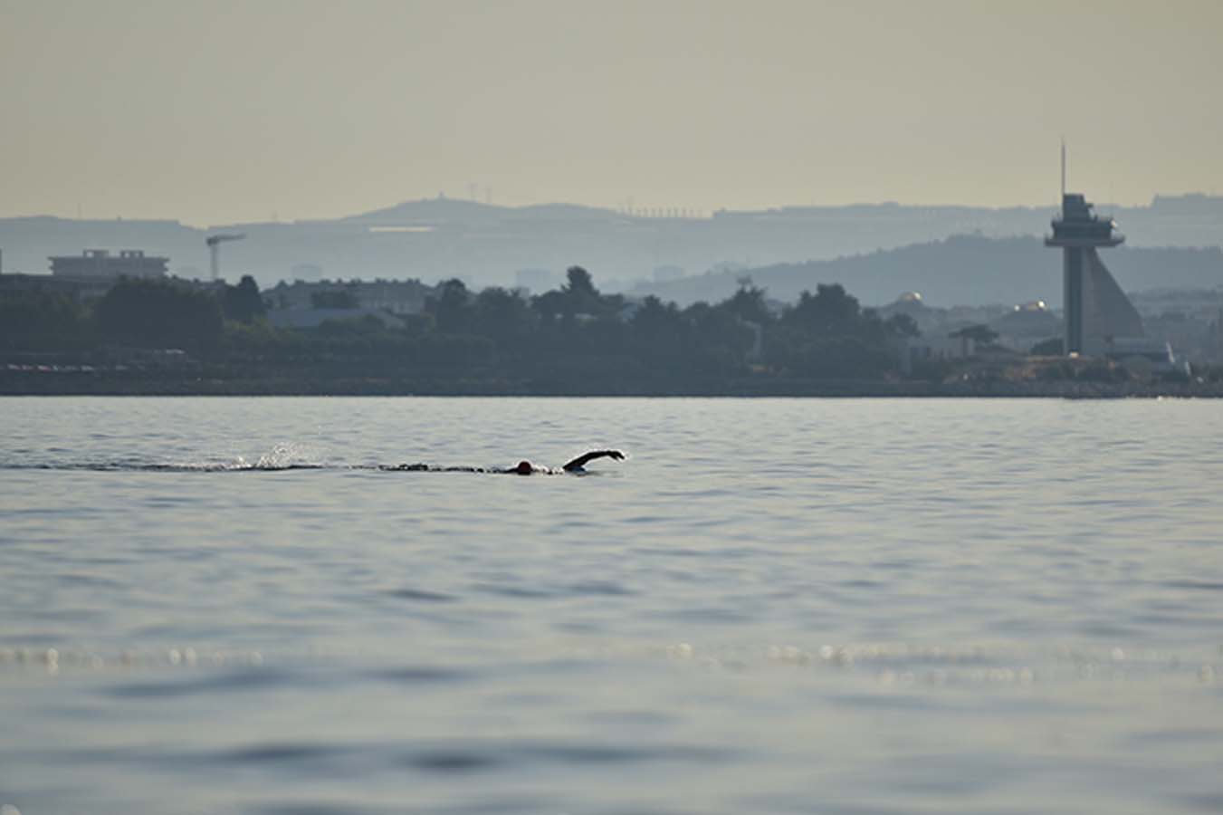 Tuzla'ya gelen 20 yüzücü , Otizm ve Down sendromu farkındalığı için kulaç attı!