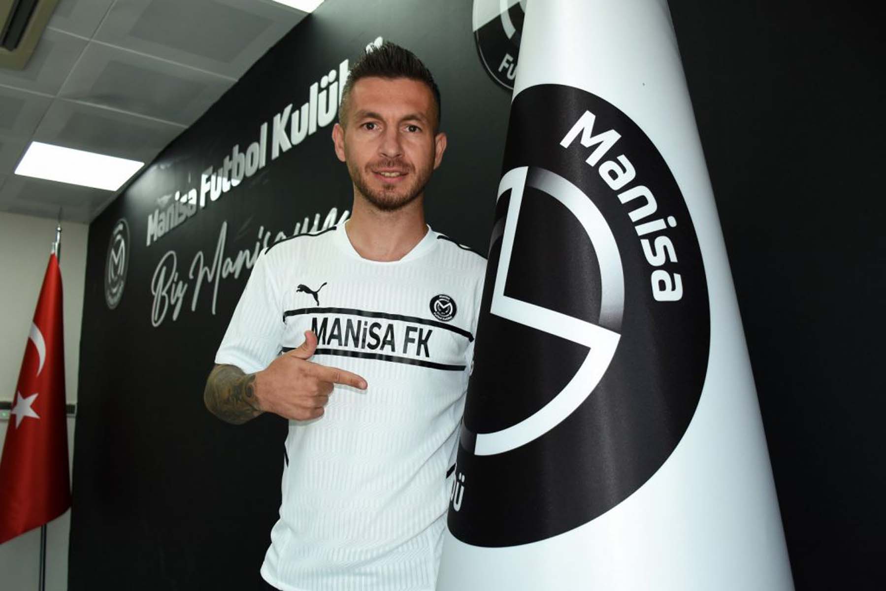 Adem Büyük'ün yeni takımı belli oldu! Manisa FK ile 3 yıllık sözleşme imzaladı 