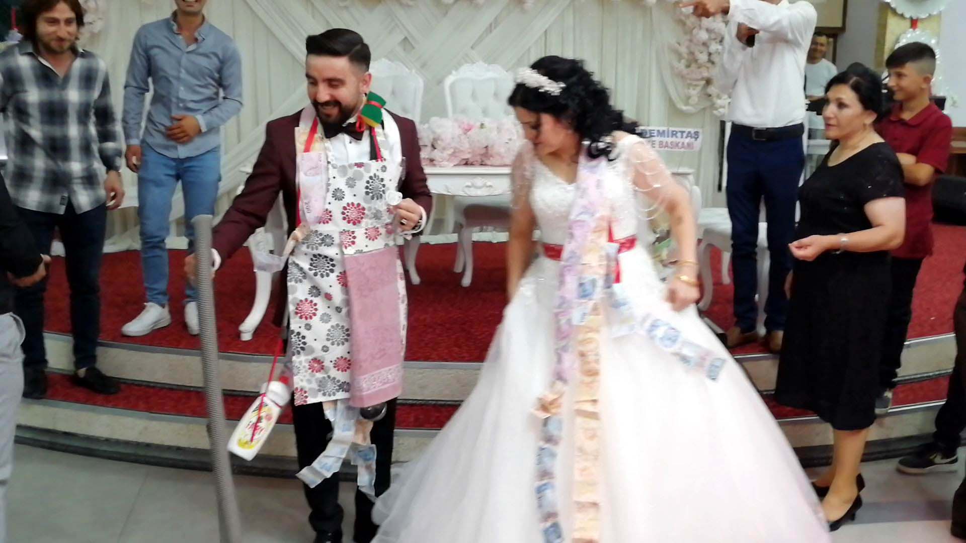 Samsun'da düğüne damga vuran anlar! Damada takılan takılar şoke etti: Emziği ağzına taktı, poz verdi 