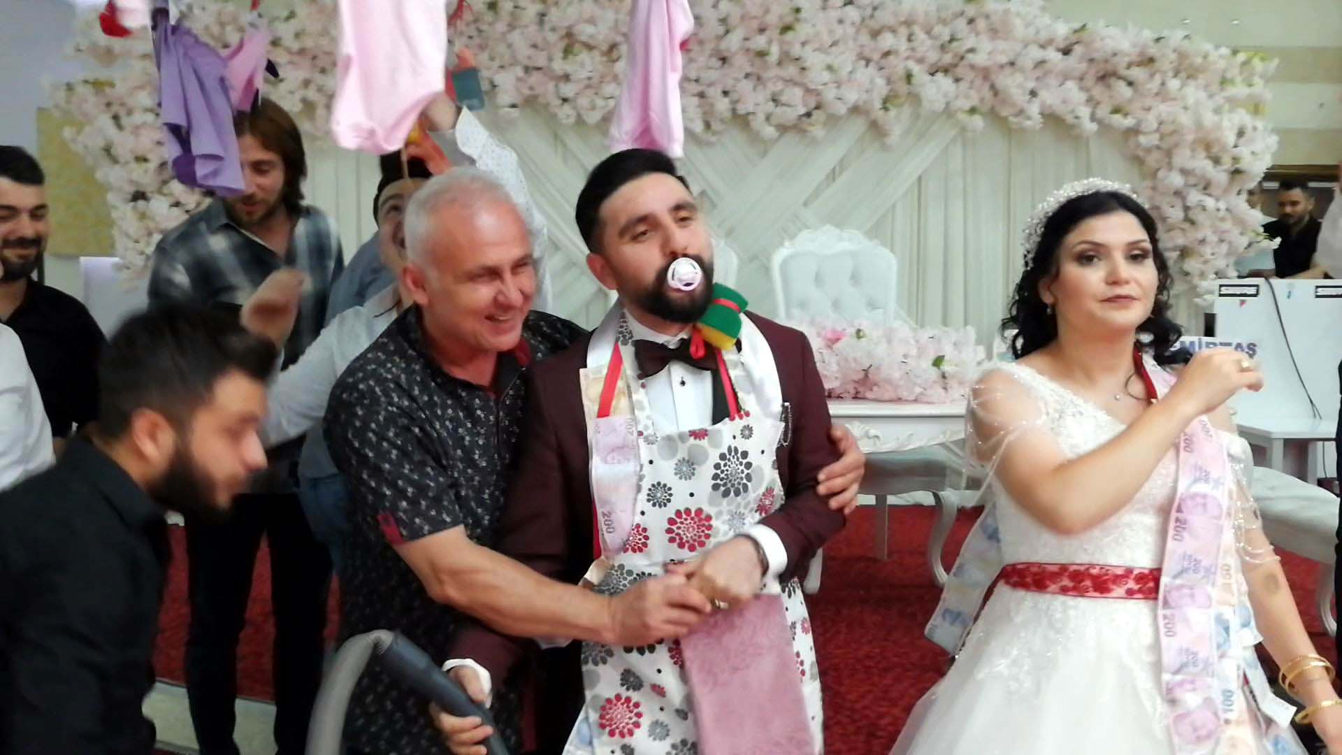 Samsun'da düğüne damga vuran anlar! Damada takılan takılar şoke etti: Emziği ağzına taktı, poz verdi 