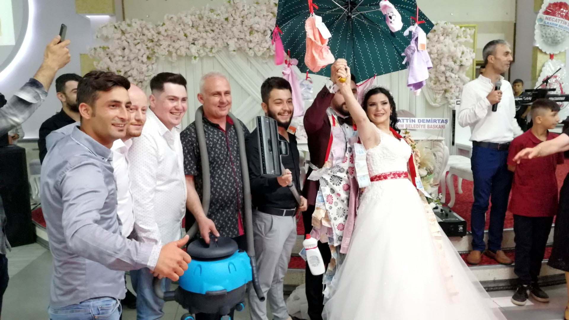 Samsun'da düğüne damga vuran anlar! Damada takılan takılar şoke etti: Emziği ağzına taktı, poz verdi 