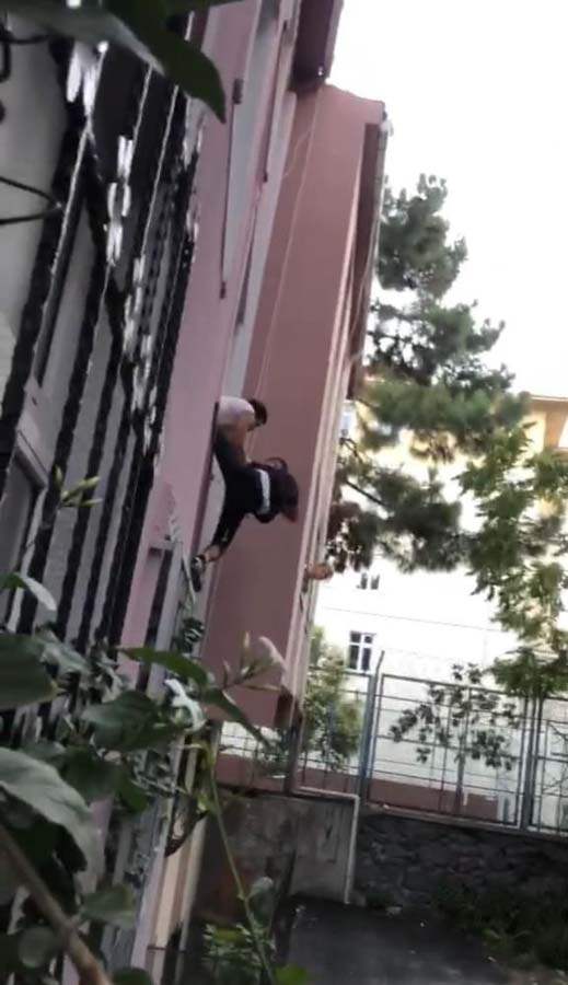 Eve girmeye çalışan hırsız neye uğradığını şaşırdı! Ev sahibi tarafından 15 dakika boyunca...