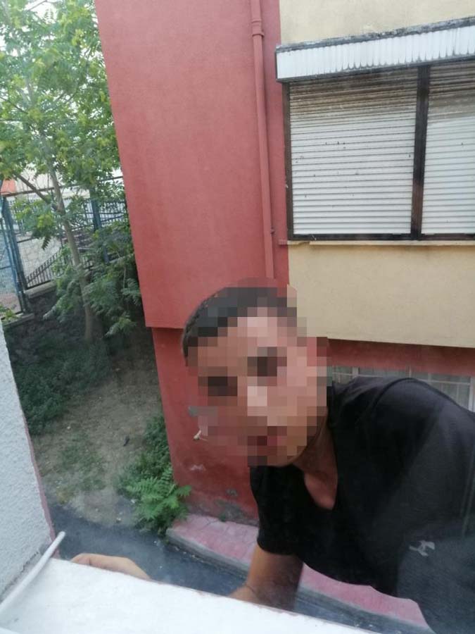 Eve girmeye çalışan hırsız neye uğradığını şaşırdı! Ev sahibi tarafından 15 dakika boyunca...