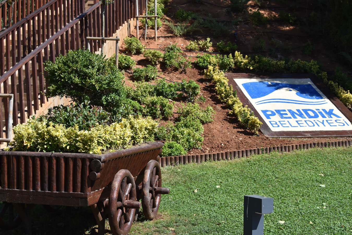Pendik Belediyesi ekipleri ilçe genelinde peyzaj çalışmalarını sürdürüyor!