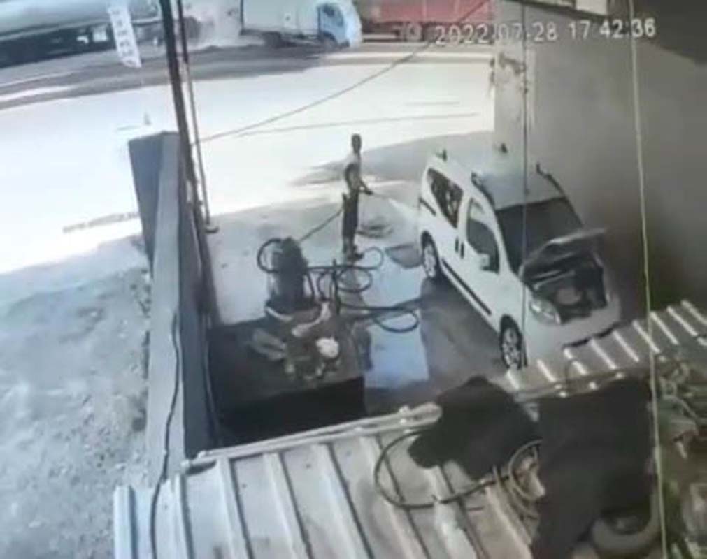 Tır çarpa çarpa durabildi! Yoldan geçen kadın kazadan kıl payı kurtuldu! 