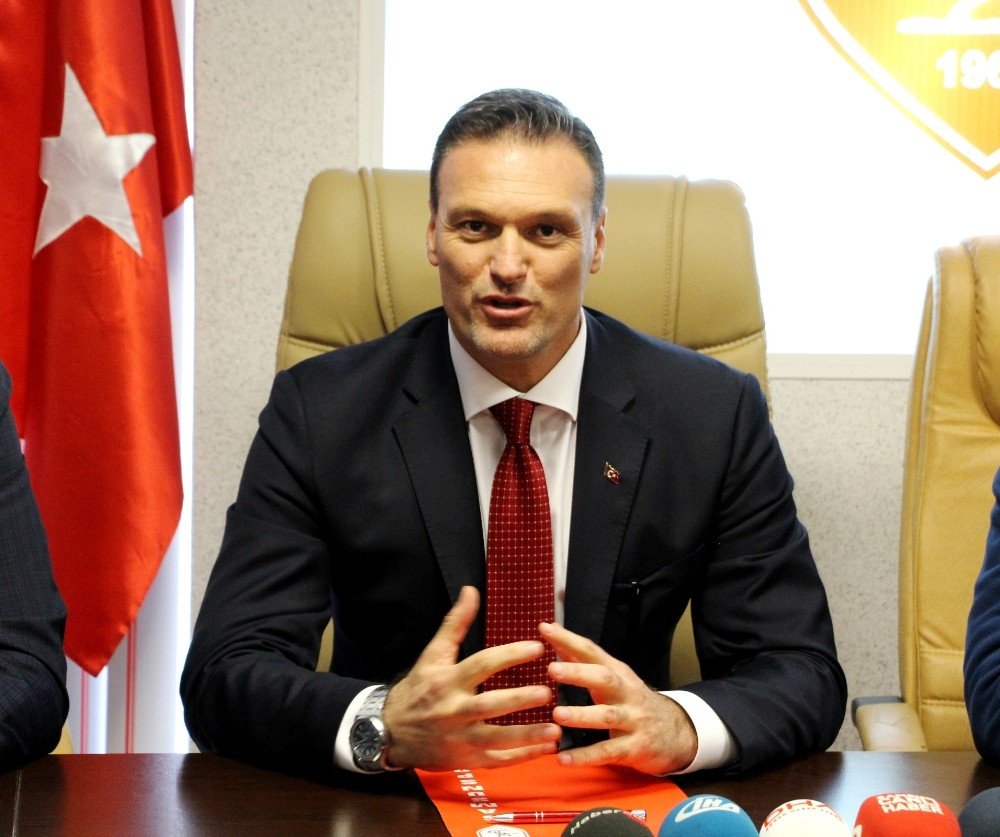 Alpay Özalan, eski dava arkadaşı Ahmet Davutoğlu'na verdi veriştirdi! CHP'nin piyonu!