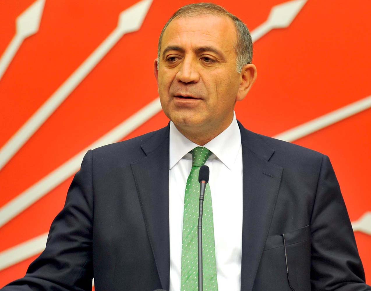 Yemezler! Seçim yaklaşınca CHP'den namaz atağı geldi! Gürsel Tekin, sabah namazına kalktığını kanıtlamak için kırk takla attı!