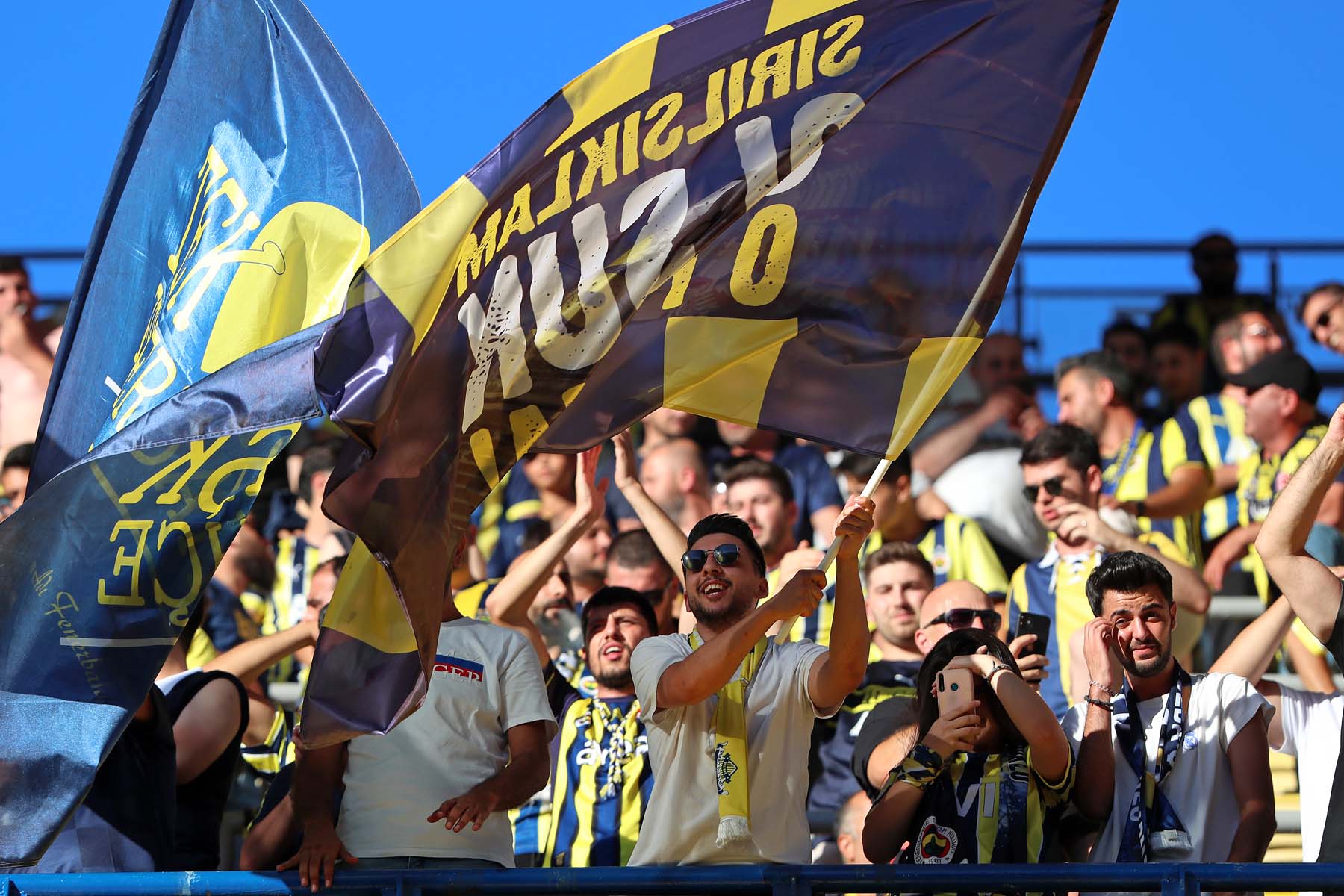 Vladimir Putin tezahüratı Fenerbahçe'nin başına iş açtı! Sarı lacivertliler UEFA'dan men ceza alır mı? Uzman isim açıkladı 