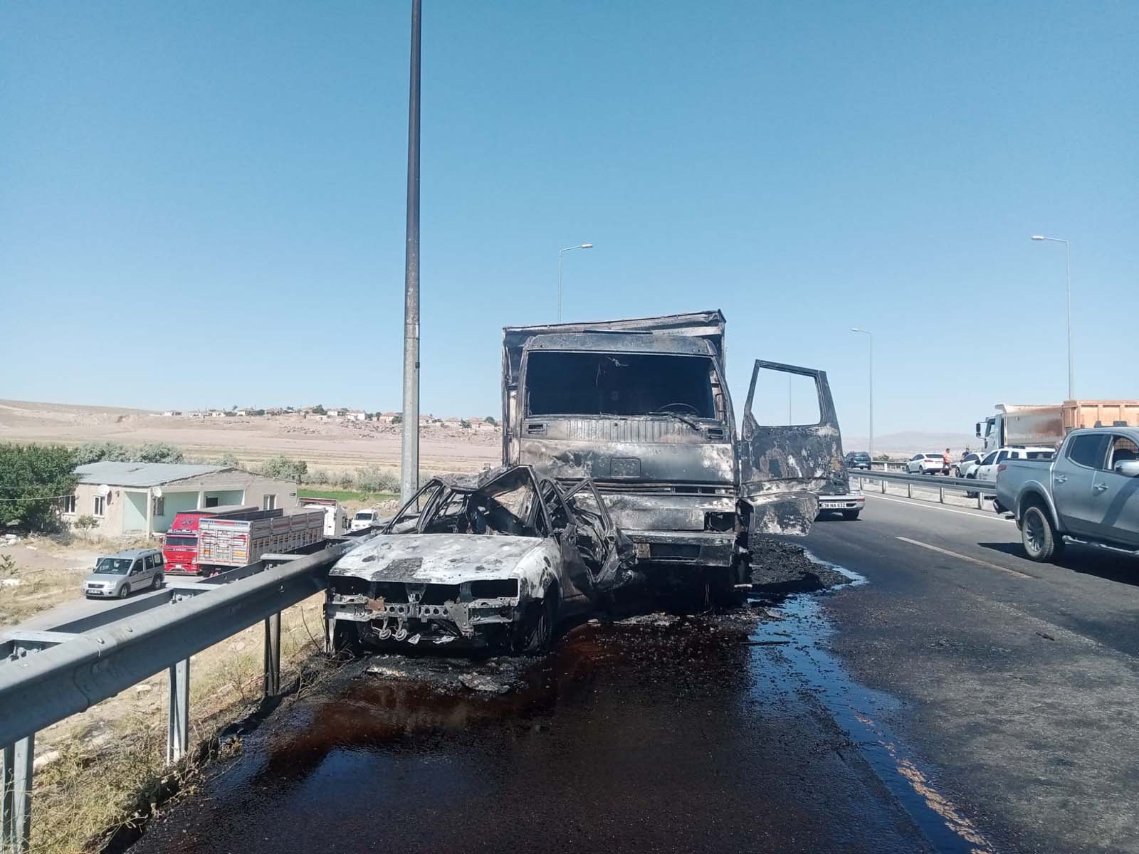 Kayseri Kocasinan'da korkunç kaza! 2 kişi yanarak öldü 