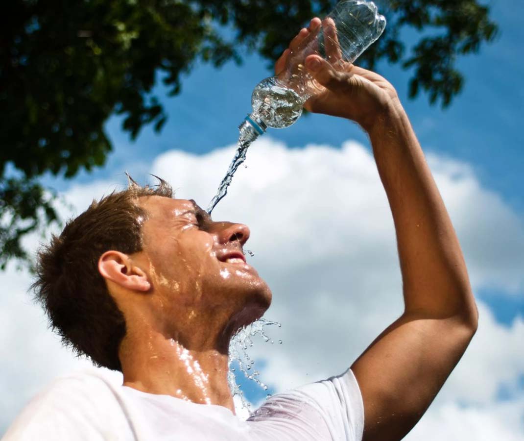 Uzman diyetisyen artan sıcaklıklarla gelen sıvı kaybına karşı uyardı! Günlük olarak 2.5 litre su içilmeli!