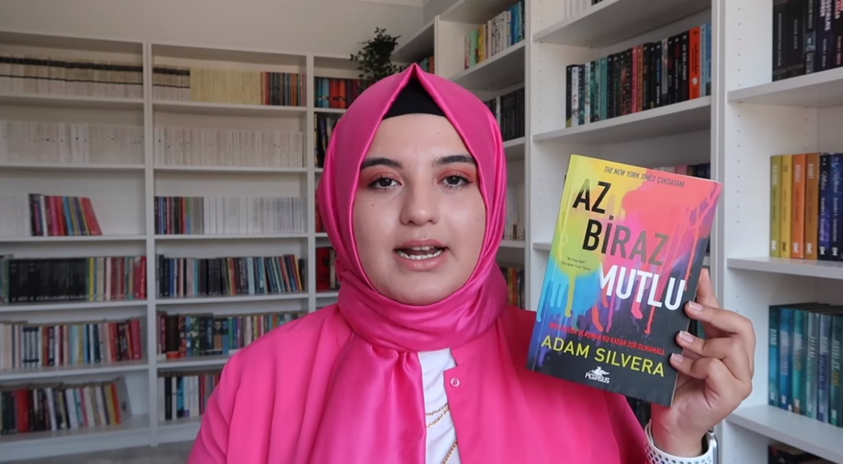 Başörtülü Youtuber Sena Nur Işık, LGBT temalı kitapları gençlere tavsiye etti! Başındaki ayetle, ayete meydan mı okuyorsun?