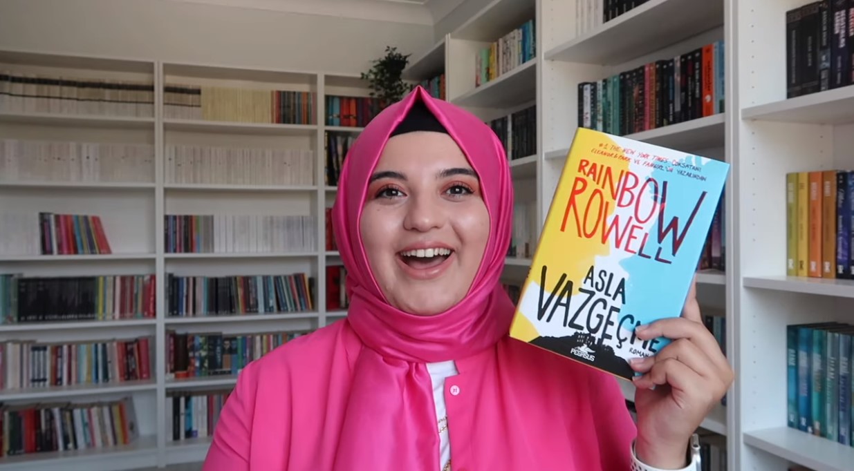 Başörtülü Youtuber Sena Nur Işık, LGBT temalı kitapları gençlere tavsiye etti! Başındaki ayetle, ayete meydan mı okuyorsun?