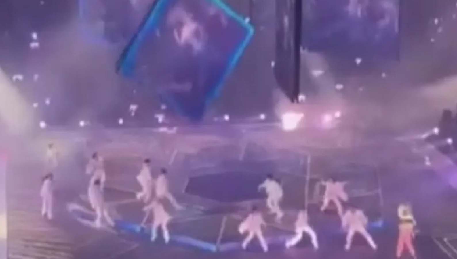 Hong Kong'daki Mirror konserinde korkunç kaza! Dev ekran dansçıların üzerine düştü!